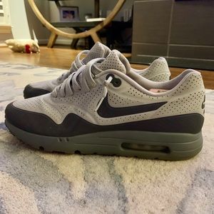 Men’s Nike Air Max. Men’s size 11. Grey and white